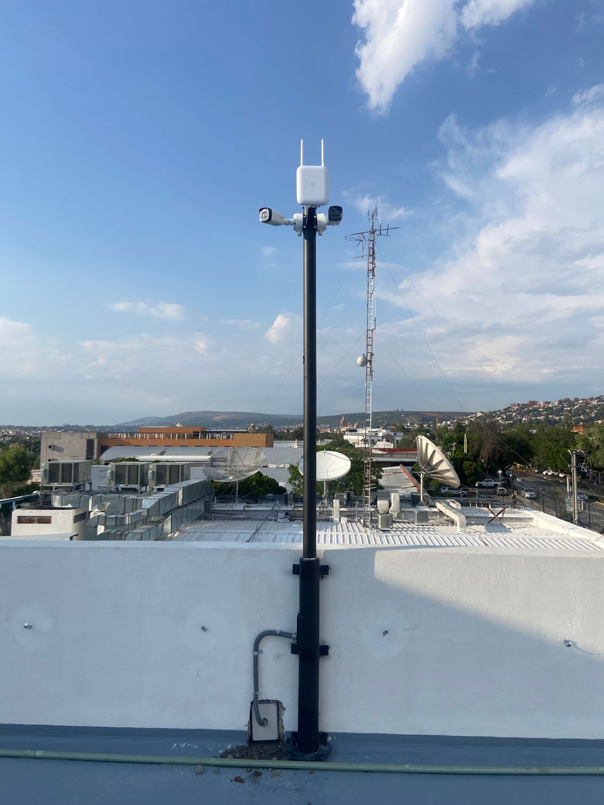 Cámaras y equipo de comunicación instalados en un poste exterior