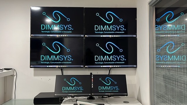 Estación con múltiples pantallas mostrando la identidad de DIMMSYS