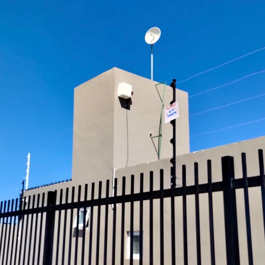 Infraestructura de cerco perimetral y equipo inalámbrico en un inmueble